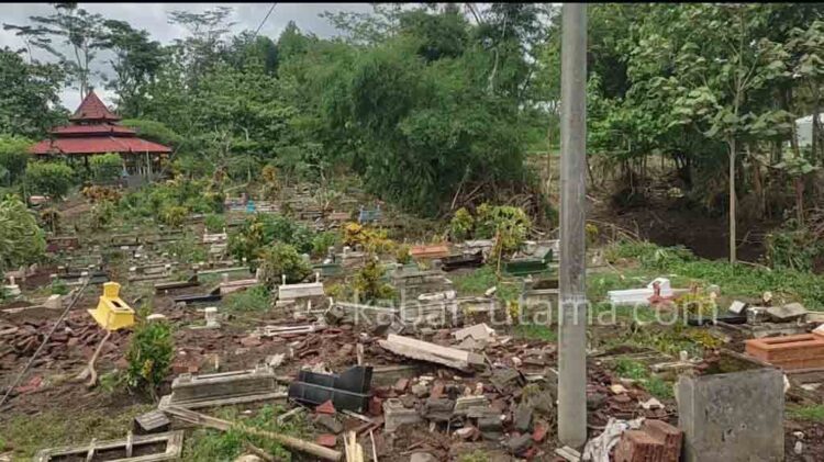 Makam di Binangun Blitar Rusak Diterjang Banjir Bandang, Jenazah Hanyut Belum Ditemukan