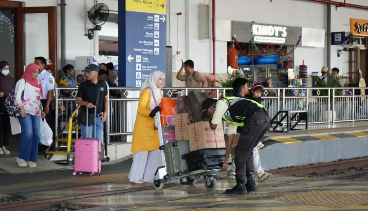 Peningkatan Penumpang saat Libur Tahun Baru, KAI Batasi Barang Bawaan