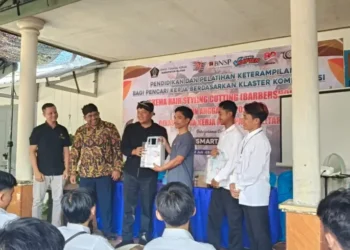 Menggunakan DBHCHT Disnaker Blitar Cetak Tukang Cukur Profesional Berbekal Sertifikat BNSP