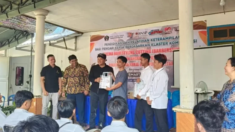 Menggunakan DBHCHT Disnaker Blitar Cetak Tukang Cukur Profesional Berbekal Sertifikat BNSP